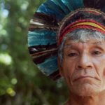 Línguas indígenas - Indígena da etnia Pataxó, com cocar de penas. - IlhaMuseu - Ilha das Cabras, Ilhabela, SP